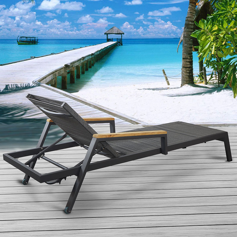 Outdoor Durable PE Rattan Chaise Lounge with Wheel